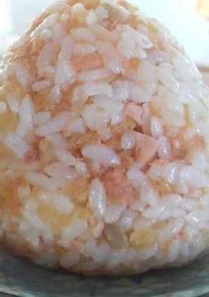 鮭とあげ玉にぎり〜-レシピのメイン写真