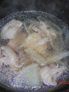 節約☆鳥皮と大根とネギの旨コクスープ-レシピのメイン写真