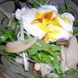 水菜ときのこのポーチドエッグサラダ
