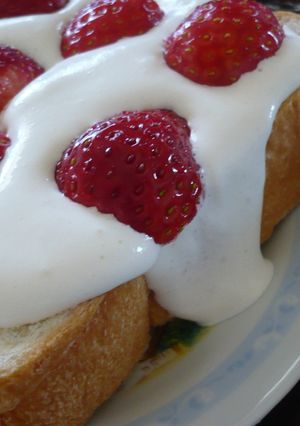 生くりぃーむイチゴをパンにのせました♪-レシピのメイン写真