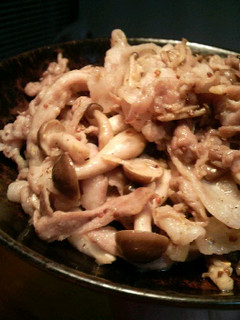 簡単!しゃぶしゃぶ豚肉としめじだけ!-レシピのメイン写真