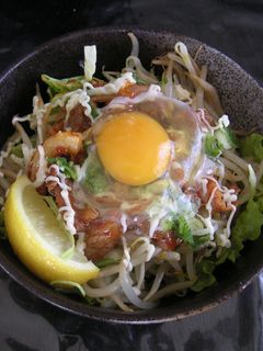 キムチ牛カルビサラダマヨ丼の温玉のせ-レシピのメイン写真