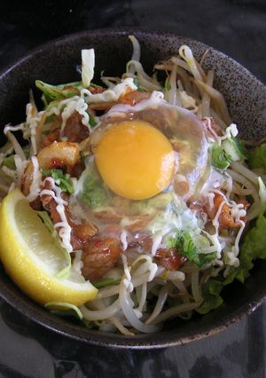 キムチ牛カルビサラダマヨ丼の温玉のせ-レシピのメイン写真
