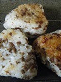 チーズこんがり♪肉そぼろおにぎり-レシピのメイン写真