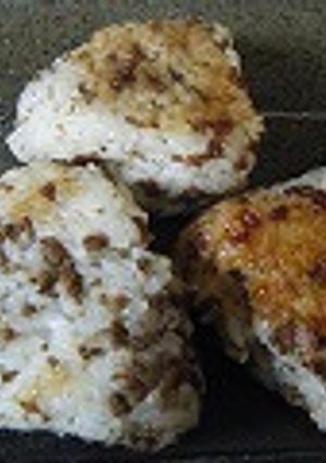 チーズこんがり♪肉そぼろおにぎり-レシピのメイン写真