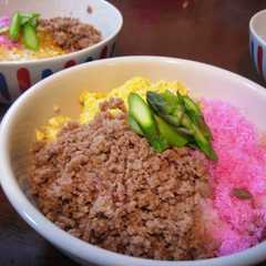 รูปของ スピーディーに美味しく　三色そぼろ丼