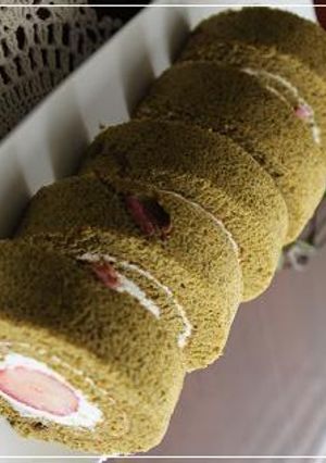 ひな祭りカラー♪苺と桜の抹茶ロールケーキ-レシピのメイン写真