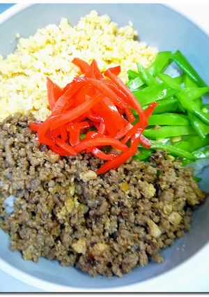 ♪ 肉 そぼろ丼 ♪by 4色-レシピのメイン写真