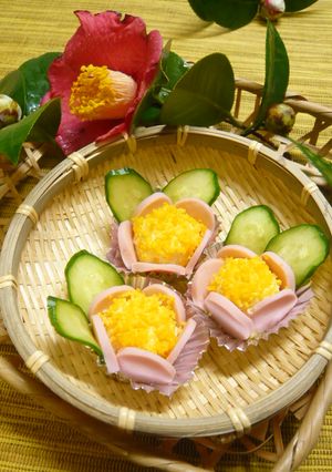 卵とソーセージdeちょっと清楚な椿の花-レシピのメイン写真