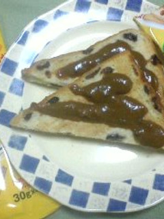 ちょい食べカレーonレーズントースト-レシピのメイン写真