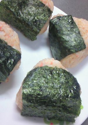 大葉にんにく醤油と鮭フレークでおにぎり-レシピのメイン写真