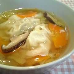 รูปของ お野菜たっぷり餃子のスープ