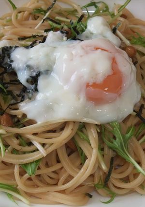 めちゃうま！水菜明太子納豆パスタ温玉のせ-レシピのメイン写真