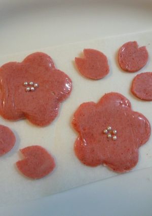 ケーキの飾りに♡お花と花びらチョコレート-レシピのメイン写真