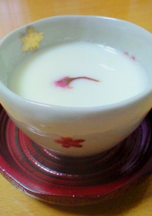 甘酒の苦手な私もゴクゴク飲める♪甘酒牛乳-レシピのメイン写真