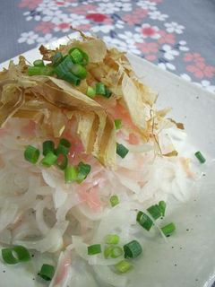 新玉ねぎとガリで桜色サラダ-レシピのメイン写真