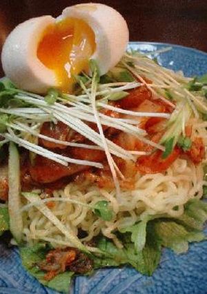 ソーセージ・キムチのラーメンサラダ、とろ～り半熟卵のせ-レシピのメイン写真
