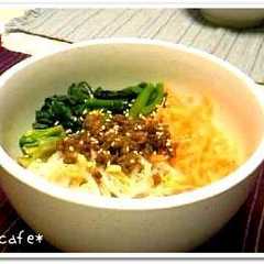 รูปของ 焼肉のタレで♪簡単我が家のビビンバ風丼*