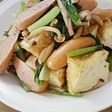 厚揚げと小松菜ウインナーのバター醤油炒め