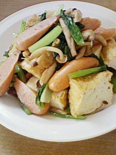 厚揚げと小松菜ウインナーのバター醤油炒め-レシピのメイン写真
