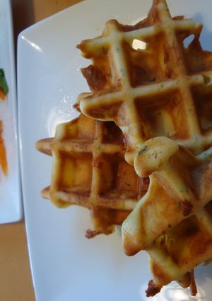 朝食にピッタリ！チーズと香草のワッフル-レシピのメイン写真