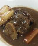 赤ワインとコンソメでつくるビーフシチュー