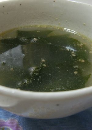 胡麻薫る、簡単、中華風新わかめスープ-レシピのメイン写真