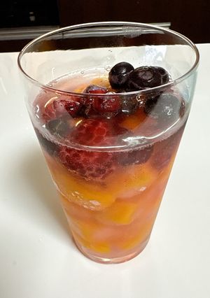 冷凍フルーツを氷に！フルーツ炭酸水-レシピのメイン写真