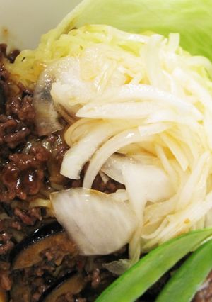 春のジャージャー麺　新タマネギ添え-レシピのメイン写真