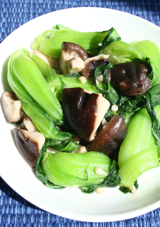 中国家庭料理♪青梗菜と椎茸のにんにく炒め-レシピのメイン写真