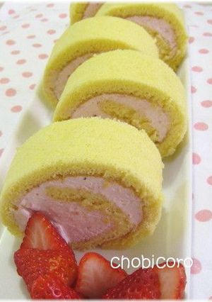 ピンク色♡苺チーズクリームのロールケーキ-レシピのメイン写真