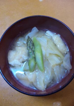 キャベツとアスパラガスと油揚げの味噌汁-レシピのメイン写真