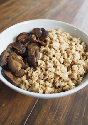 《主食》しいたけと鶏そぼろの二色丼-レシピのメイン写真