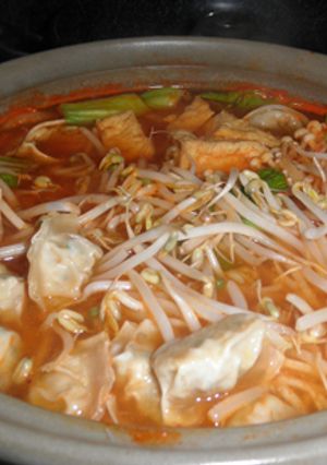 餃子 もやし 青梗菜のキムチ鍋-レシピのメイン写真