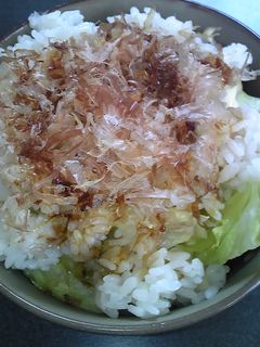 おかかごはんです。 おかかおにぎり〜鰹節たっぷり幼児食♡ by 管理栄養士mom