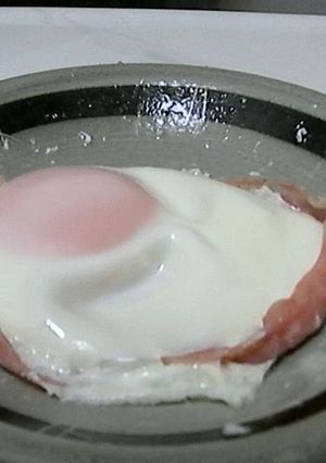 電子レンジでハムエッグ-レシピのメイン写真