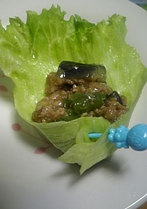 なすとﾋﾟｰﾏﾝの肉味噌ﾚﾀｽ包み♪-レシピのメイン写真