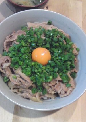 旦那さん大絶賛♪ネギ玉豚丼！-レシピのメイン写真