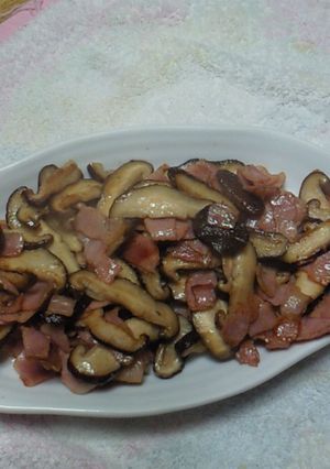 簡単♪椎茸とﾍﾞｰｺﾝの醤油ﾊﾞﾀｰ炒め-レシピのメイン写真