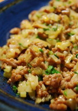 セロリを葉まで使い切る豚挽肉のピリ辛炒め-レシピのメイン写真