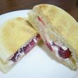 苺とクリームチーズのマフィンサンド