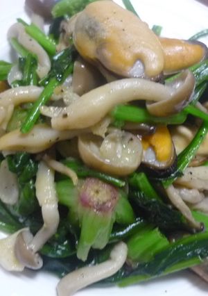 ムール貝しめじとほうれん草のニンニク炒め-レシピのメイン写真