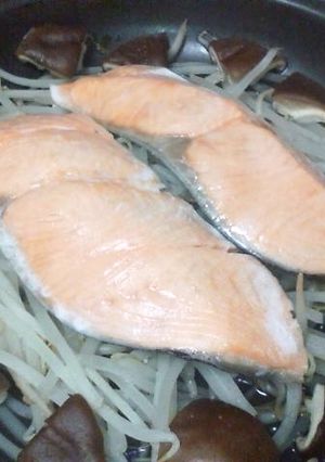 *タジン鍋で鮭の蒸し焼き*-レシピのメイン写真