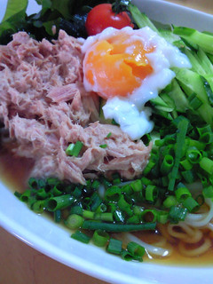 ツナマヨと温泉卵の【サラダぶっかけ麺】-レシピのメイン写真