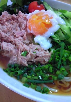ツナマヨと温泉卵の【サラダぶっかけ麺】-レシピのメイン写真
