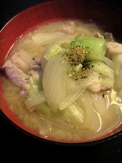 新玉ねぎを食べるシンプルなお味噌汁-レシピのメイン写真