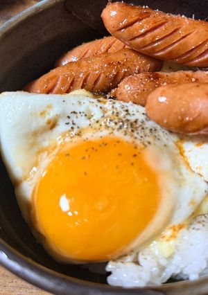 焼きチーズ目玉焼きウインナーのせご飯-レシピのメイン写真