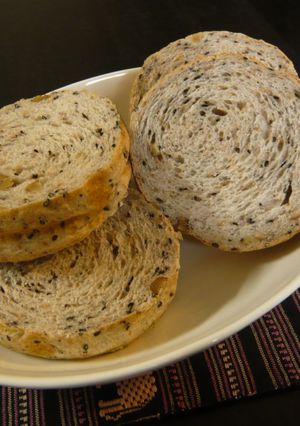 全粒粉のごま&くるみ食パン(トヨ型)-レシピのメイン写真