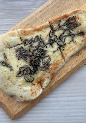 塩昆布とハチミツのカルダモンナンピザ-レシピのメイン写真
