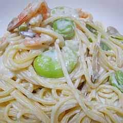 รูปของ そら豆とエビときのこクリームパスタ